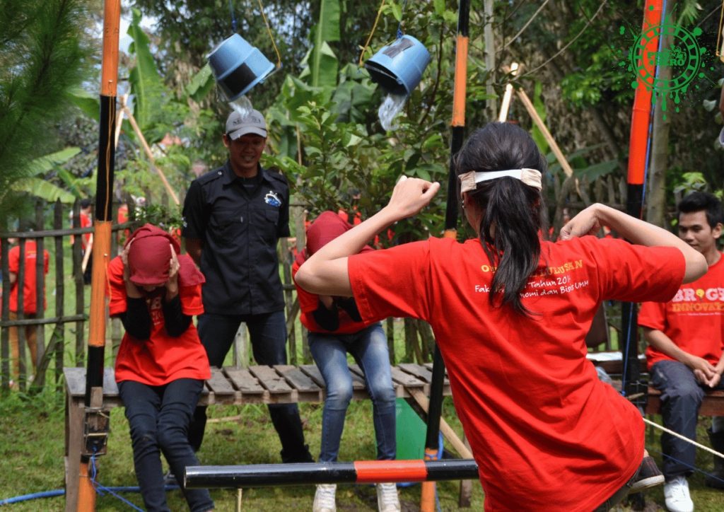 Fun game dalam paket outbound di Batu bersama instruktur profesional